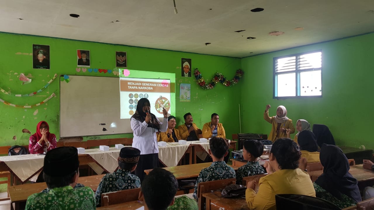 CEGAH PENYALAHGUNAAN NARKOBA, BNN BEKALI SISWA MTs. MA'ARIF NU 13 TLAHAB LOR DENGAN PENGETAHUAN BAHAYA NARKOBA