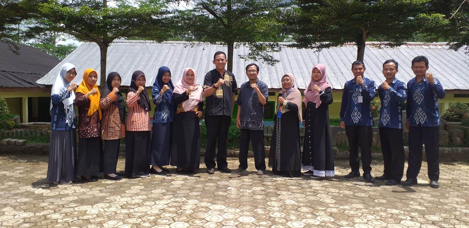 SMP NEGERI 4 SATU ATAP KARANGJAMBU : INISIATOR SEKOLAH BERSINAR 2023 SMP NEGERI 4 SATU ATAP KARANGJAMBU : INISIATOR SEKOLAH BERSINAR 2023