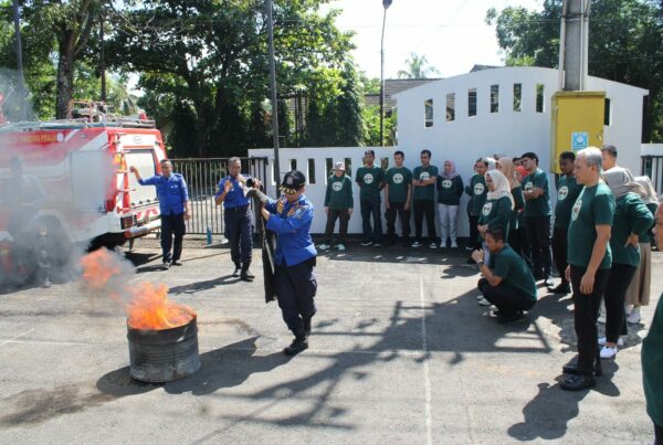 PELATIHAN PENANGGULANGAN KEBAKARAN & BENCANA PELATIHAN PENANGGULANGAN KEBAKARAN & BENCANA